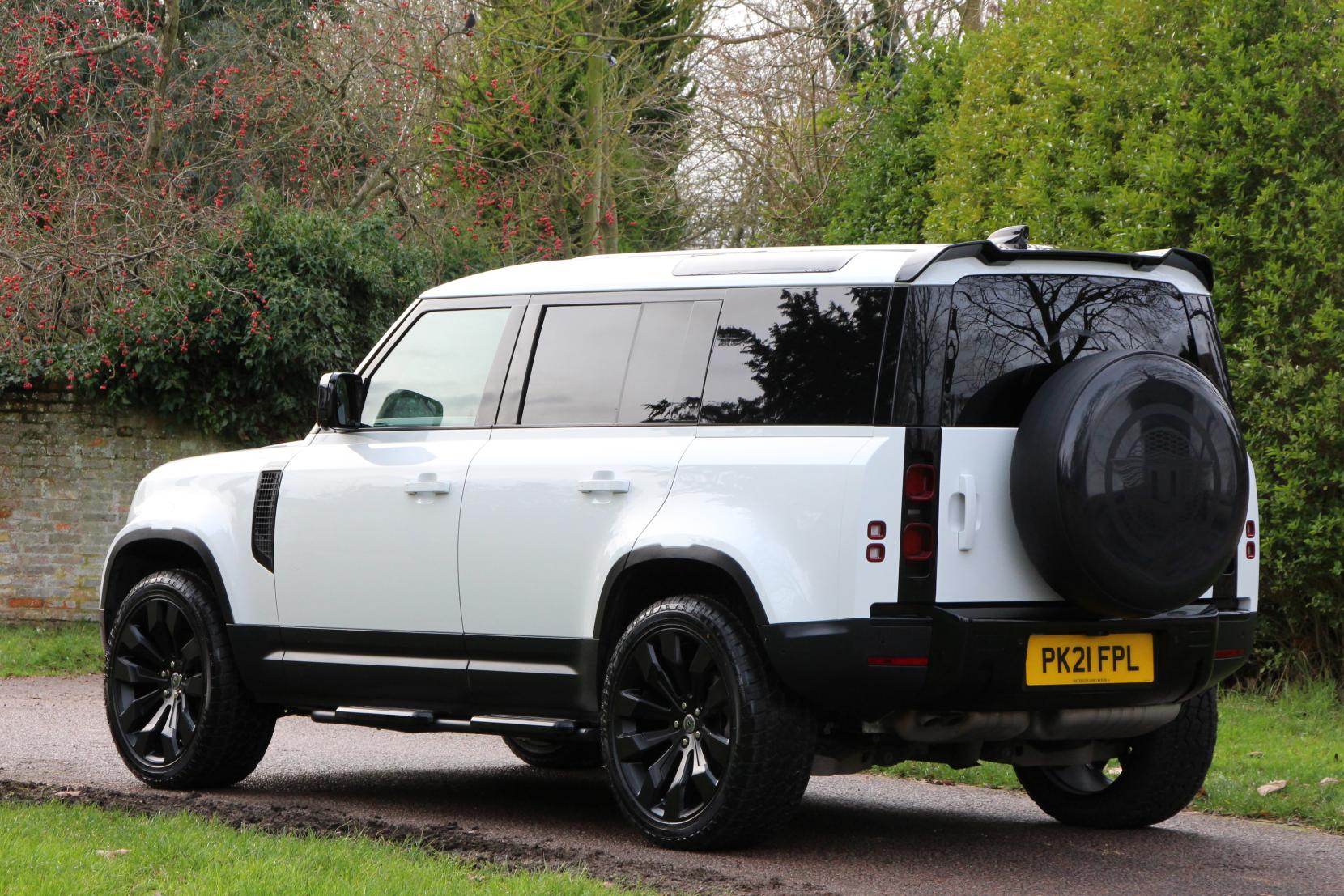 Land Rover Defender 110 3.0 D250 MHEV SE Hard Top SUV 5dr Diesel Auto 4WD MWB Euro 6 (s/s) (250 ps)